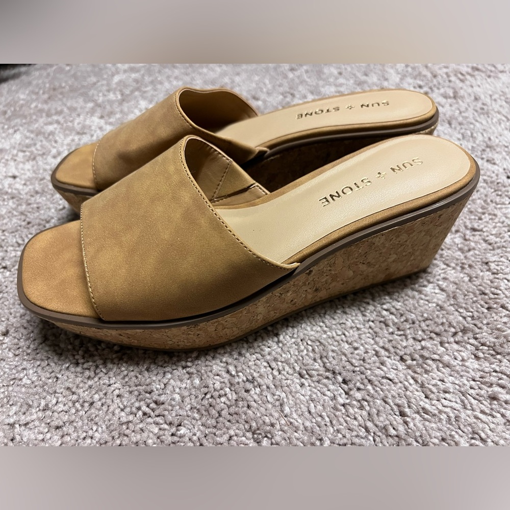 Sun and stone tan wedges Nwob 6.5